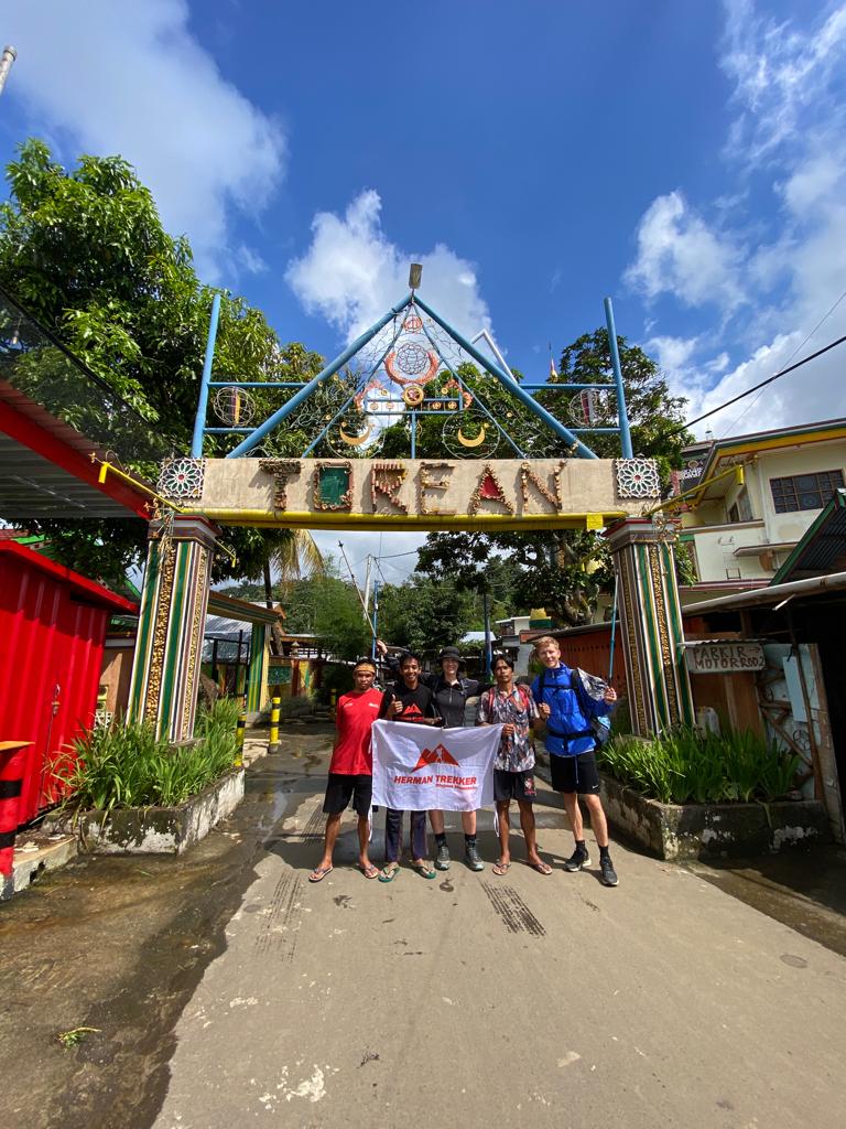 Trekking Sembalun Torean For Summit, Lake & Hotspring